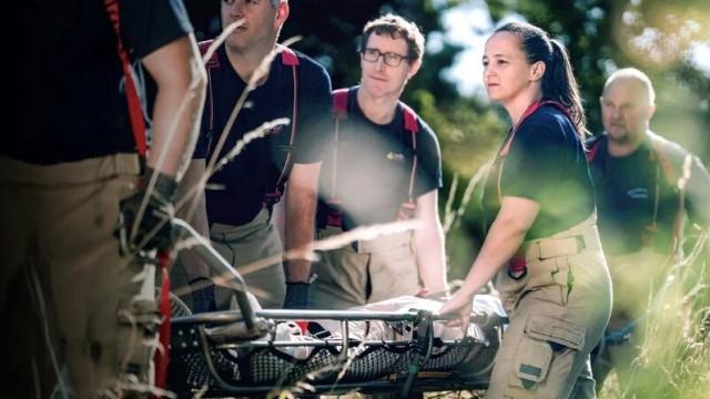 Seniorin stürzt auf Wanderung - Rettung in schwierigem Gelände