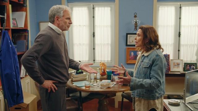 Karla le exige explicaciones a Carlos por su secreto