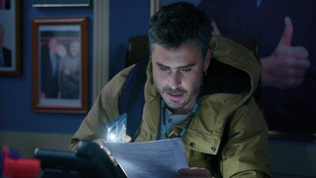 Miguel encuentra el contrato confidencial de Remigio