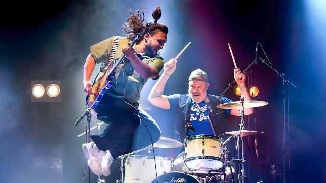 Mcfly joue sur scène avec le chef Etchebest