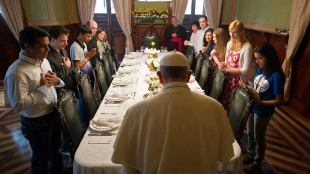 Lo mejor de ‘Hoy en EL PAÍS’ | ¿Por qué hay jóvenes que quieren vivir una experiencia religiosa?