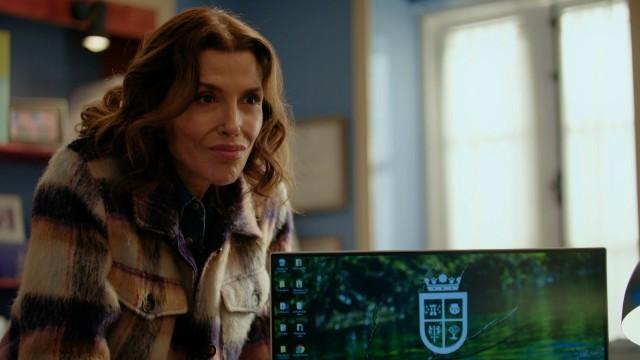 Karla salda sus deudas