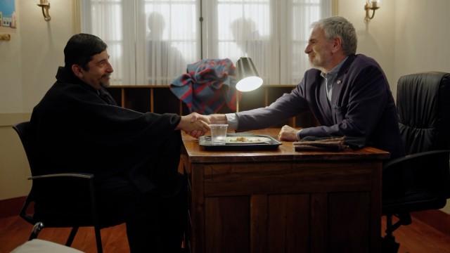 Carlos realiza tentadora oferta al Hombre de la Montaña