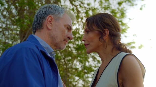 Karla y Carlos se besan