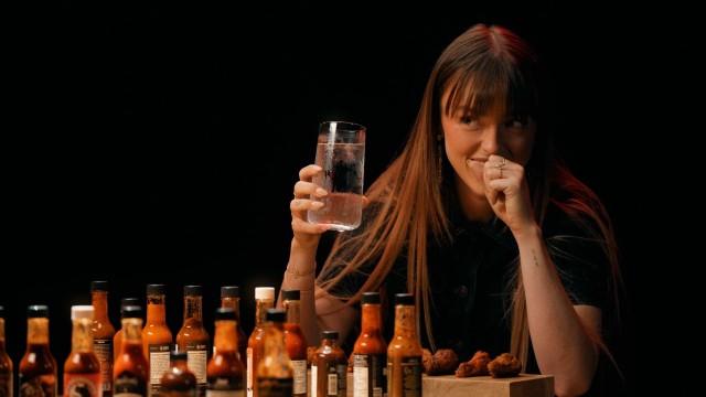 Alicia Moffet passe un test psychologique