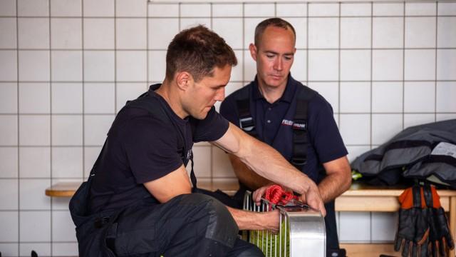 Transporter meterhoch in Flammen