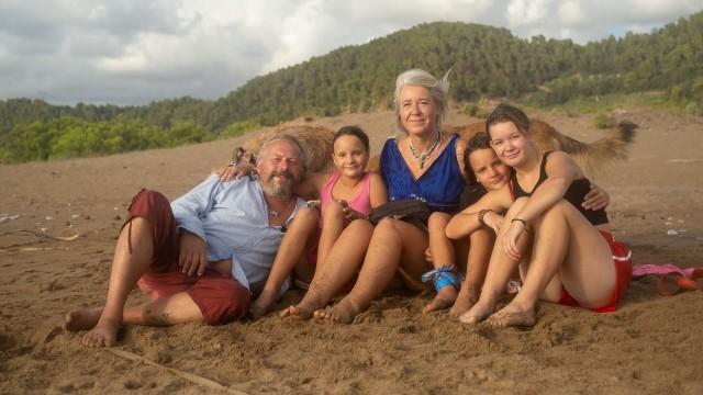 Eine Pflegefamilie wandert aus