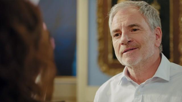 Carlos le propone a Karla que sean pareja