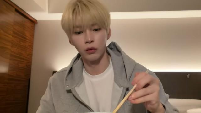 HANBIN's VLOG | What's in My Luggage?