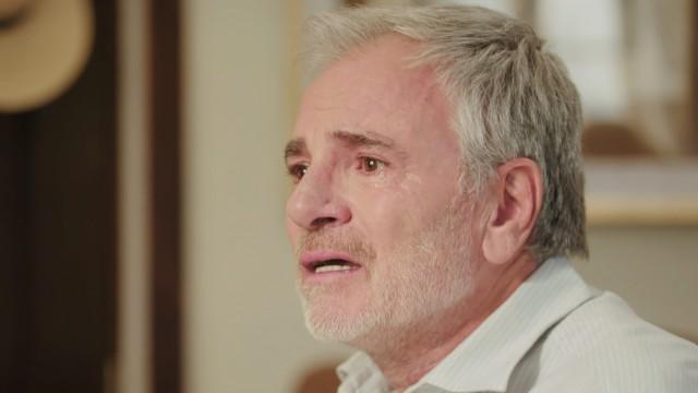 Victoria le revela la verdad a Carlos sobre su padre