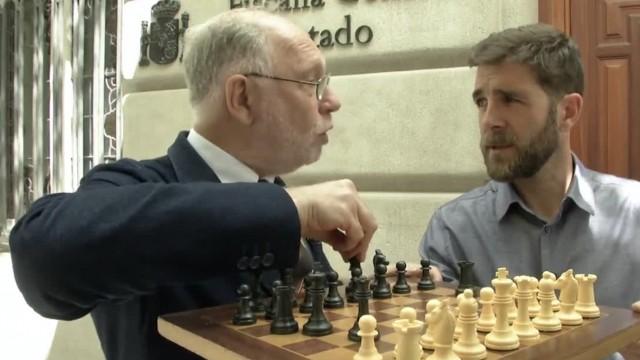 (02-05-17) Ernesto Ekaizer refleja con un tablero de ajedrez "la estrategia ofensiva del PP contra l