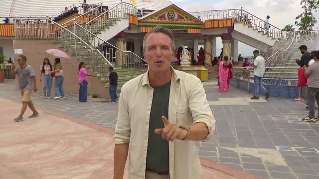 Troisième étape : l'un des treks les plus difficiles de l'histoire de Pékin express, au cœur des sommets népalais !