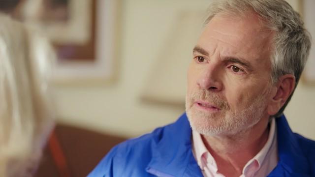 Victoria le revela a Carlos que su padre está vivo