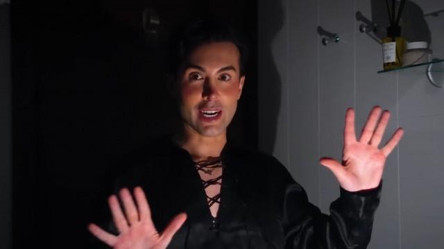 MI GUARDO ALLO SPECCHIO PER AVERE ALLUCINAZIONI