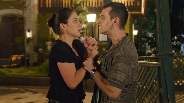 Ángel intenta besar a Ayelén