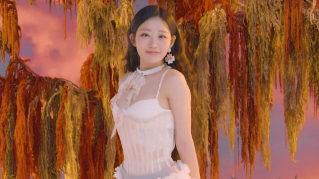 2nd Single Album 'Who is she' Jacket Shoot Behind