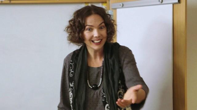 En SFI-lärare undervisar