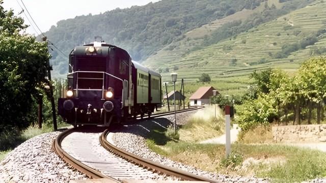 Die Wachau - Im Bummelzug entlang an Weinbergen und Donauwellen