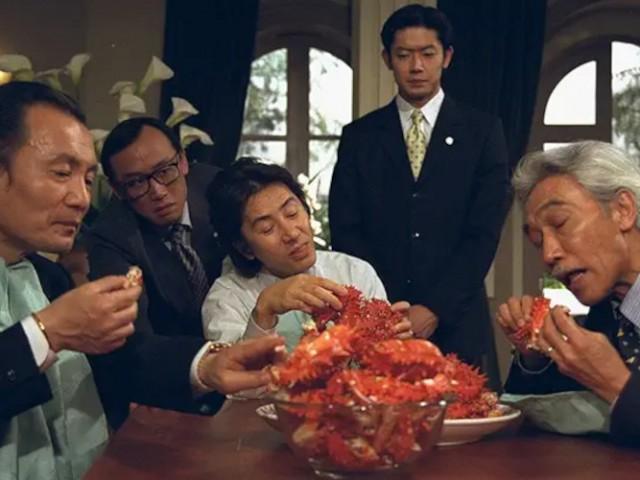 カニを食う男