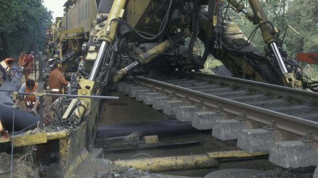 Schuften im Schotterbett - Auf Nachtschicht mit dem Bahn-Bauzug