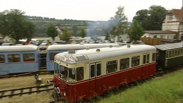 Rechts & links des Bahndamms