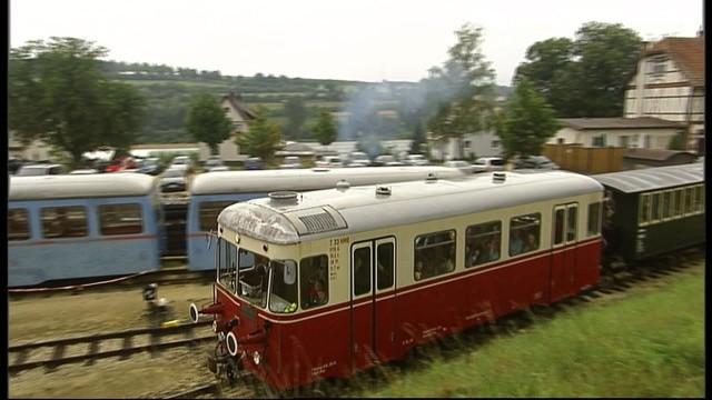 Links und rechts des Bahndamms