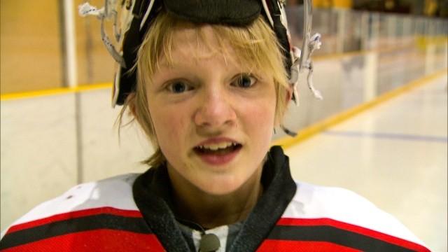 Tim spielt Eishockey