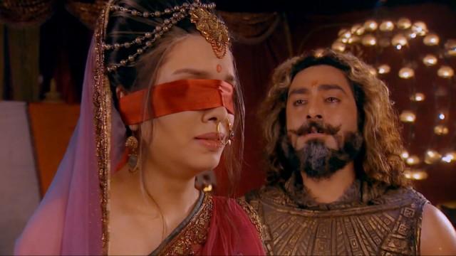 Gandhari decides to use her boon