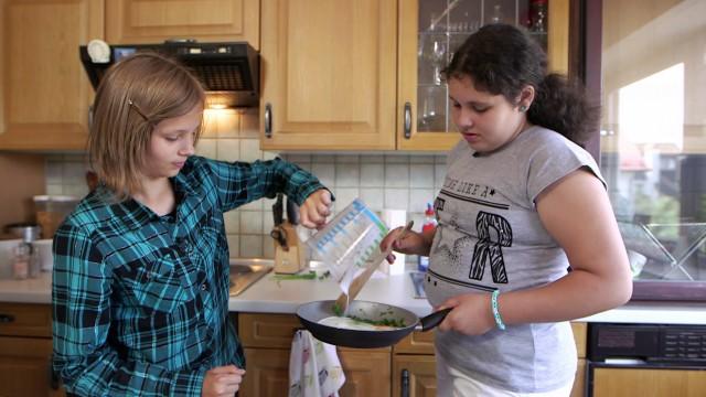 Caitlin kocht Schweizer Schinkengipfeli