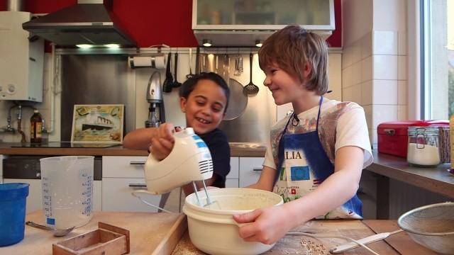 Nino kocht französische Crêpes mit heißer Schokolade (#44)