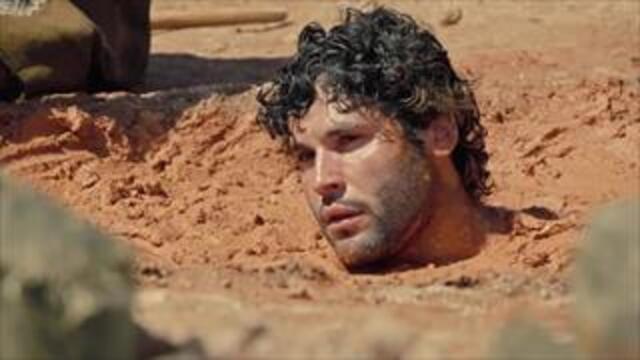 Enterrado na lama, Asher agradece a ajuda de Lior
