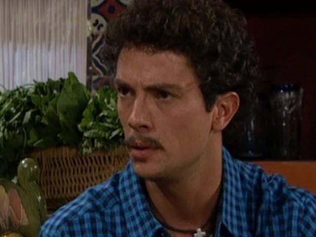Julián le dispara a Gabino