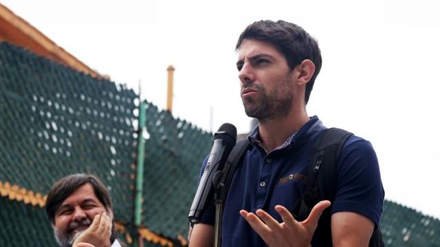 Rosario le roba un beso a Antonio al conocerlo