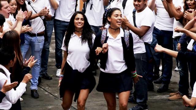 Rosario impide que su padrastro abuse de ella