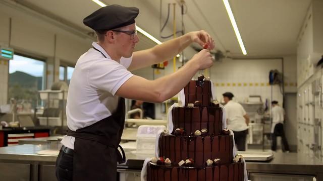 Wie man eine Hochzeitstorte backt