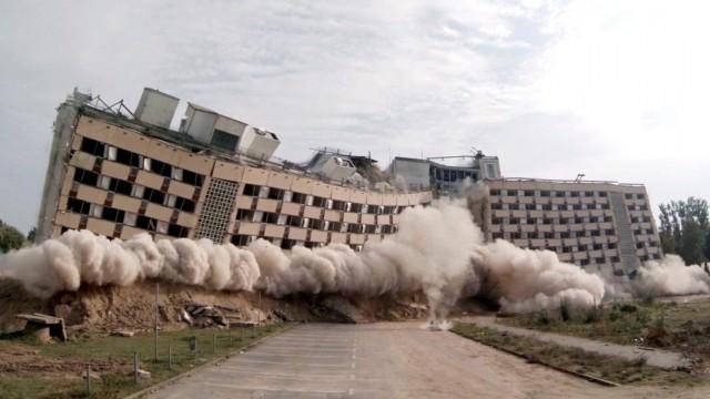 Knall und Fall; Das Müritz-Hotel wird plattgemacht