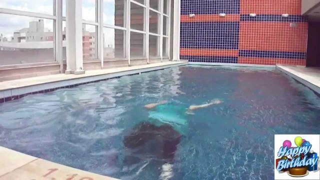 Na Piscina com seus bons Drinks