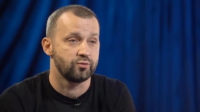 Белый - сроки за мемы, Версус, Поперечный