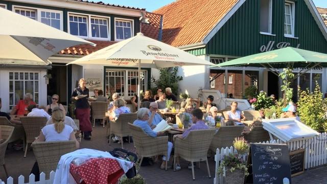 Spiekeroog - Köche, Kellner unter Dampf
