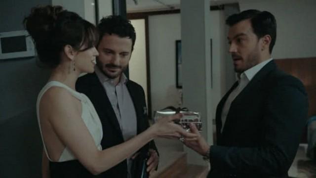 Una inesperada cena acerca a Pablo y a Julia