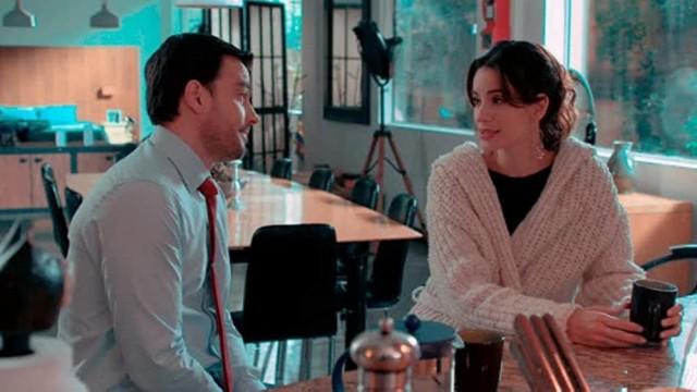 Pablo se despide de Julia para irse a Venezuela