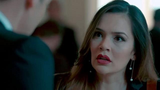 Alfredo habla con Catalina sobre su bella cliente