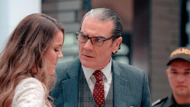 Gonzalo Vallejo es arrestado delante de su hija