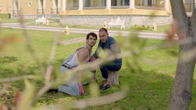 Hermanos, flores y besos