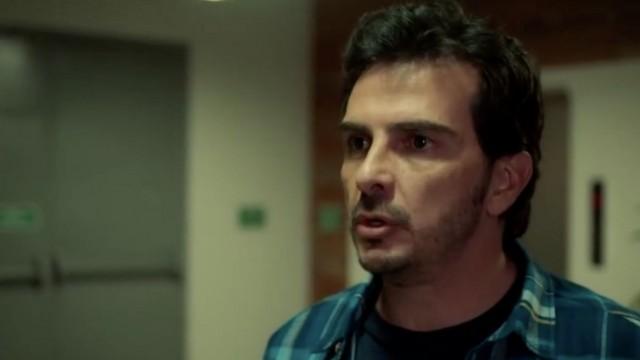 Toño gets into an argument with Jorge and hits him