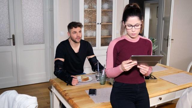 Bambi hat sich unglücklicherweise beide Arme gebrochen