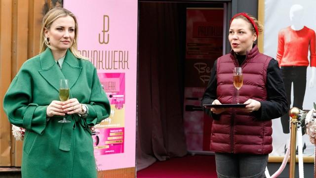 Isabelle freut sich über den Erfolg der Beauty-Party