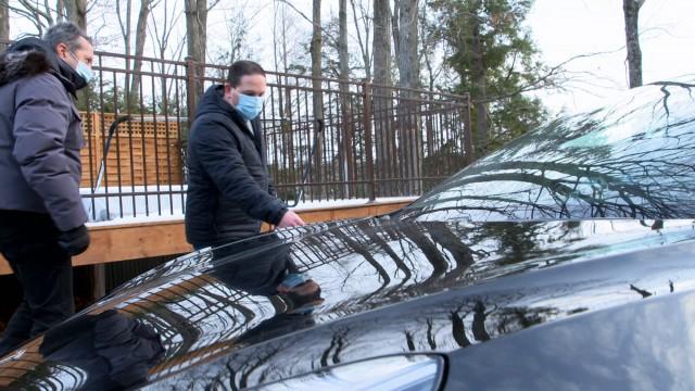 La peinture de la Tesla modèle 3 / À qui appartient cet arbre dangereux?