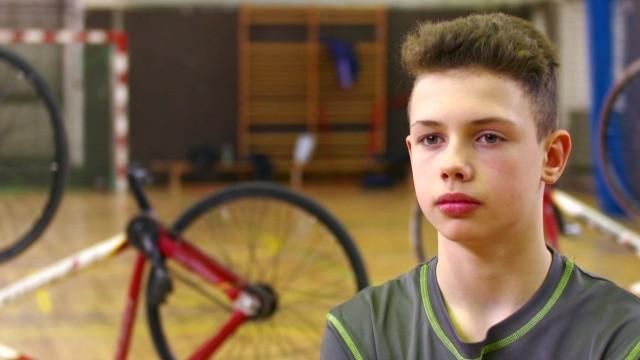 Jonas, der mit dem Rad kickt