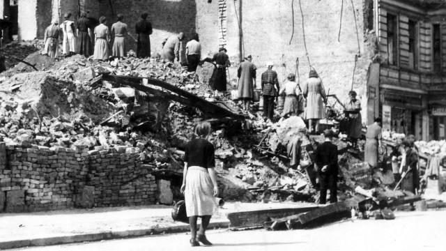 Unsere Mütter, unsere Großmütter - Frauen im Krieg